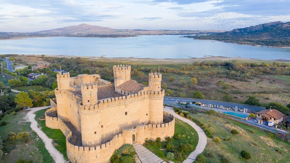 Vista aérea del Castillo de Manzanares El Real y embalse de Santillana - Foto Kent Wang