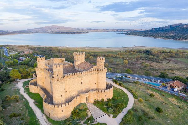 Vista aérea del Castillo de Manzanares El Real y embalse de Santillana - Foto Kent Wang