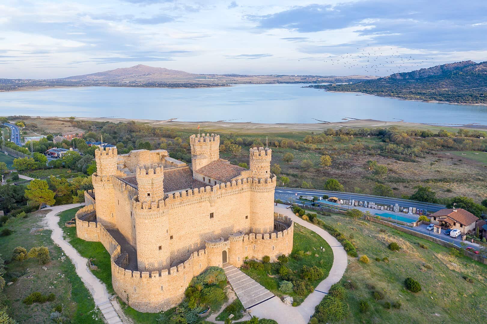 Vista aérea del Castillo de Manzanares El Real y embalse de Santillana - Foto Kent Wang